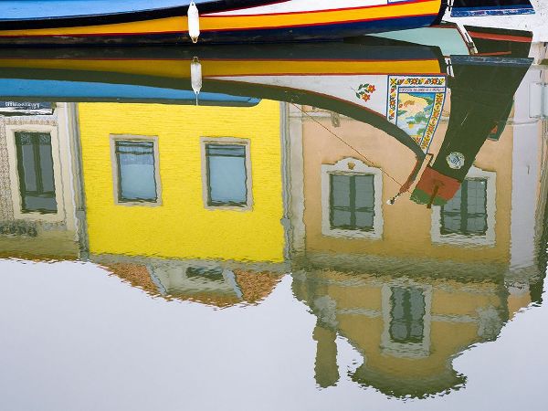 Eggers, Julie 아티스트의 Portugal-Aveiro-Reflection of colorful buildings and painted Moliceiro boats in the canal작품입니다.